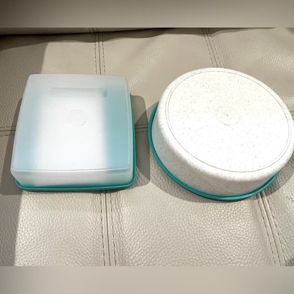 Vintage/unused Tupperware lunch repeatable 1405-24 and 670-30 aqua lids - Picture 2 of 4